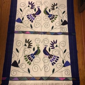 Hermoso mantel bordado a mano.